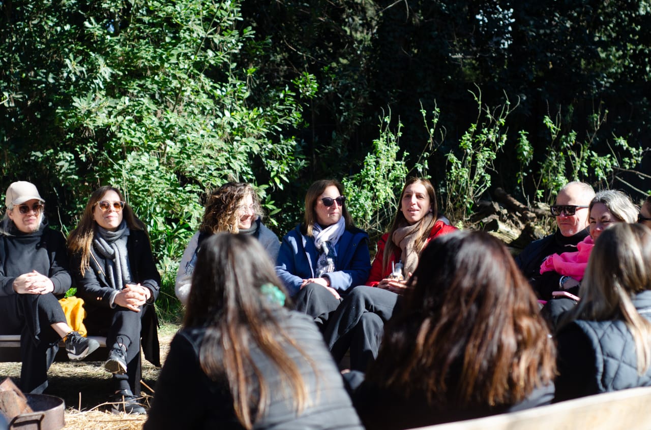 Participantes compartiendo una ronda al aire libre