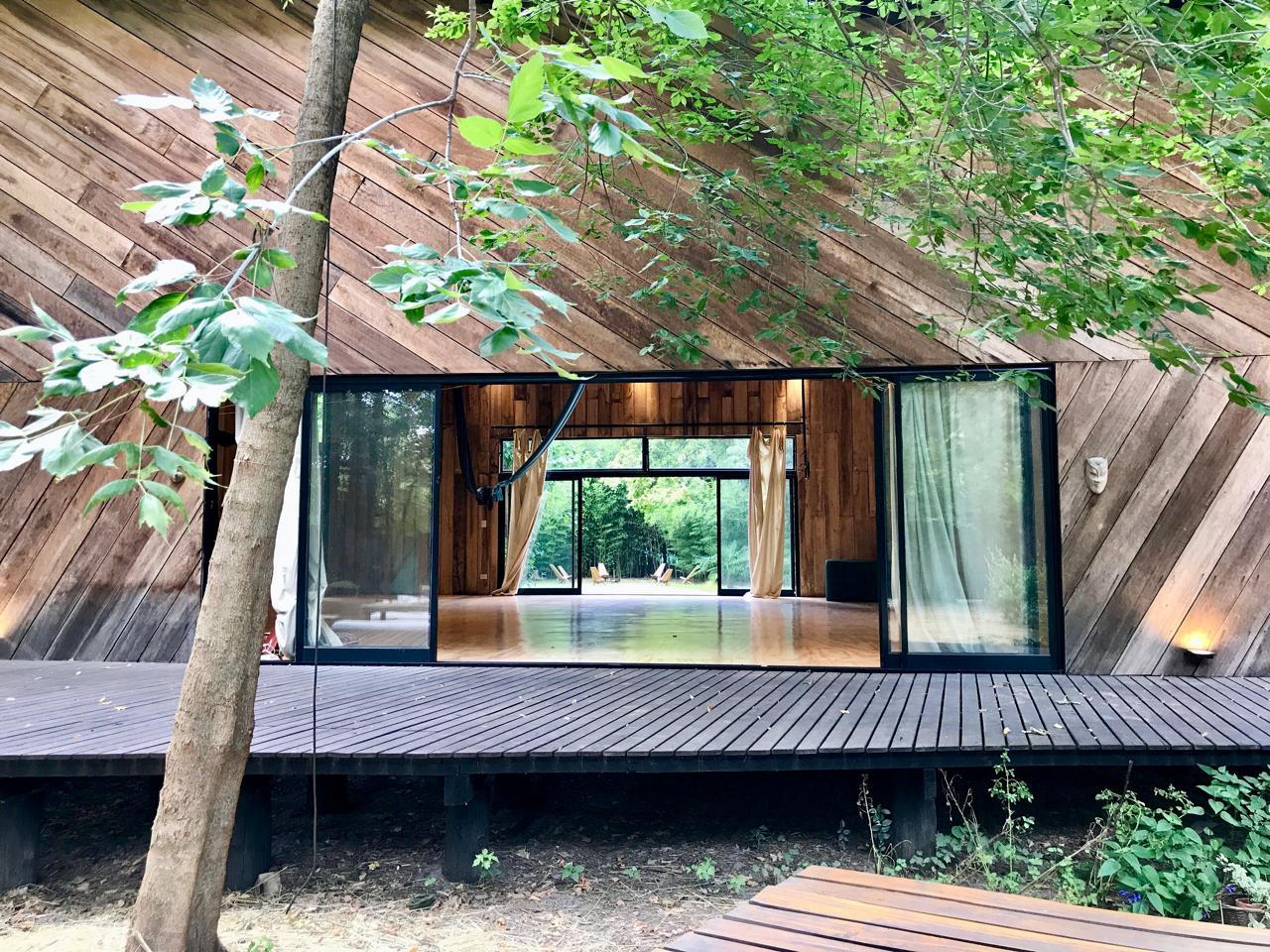 La sala abierta hacia el bosque